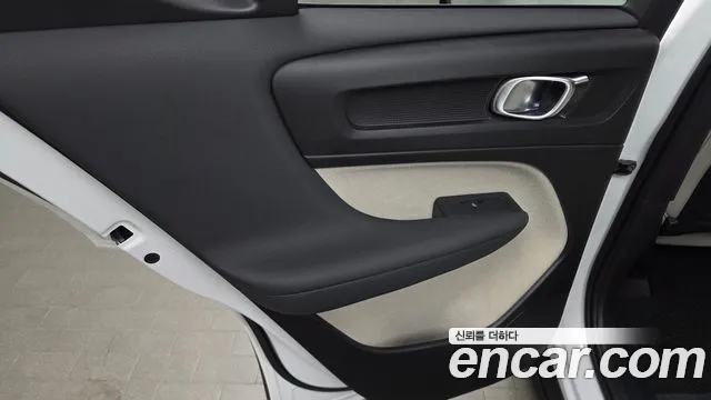 Вольво XC40 B4 Ultimate Bright — Фото автомобиля 25