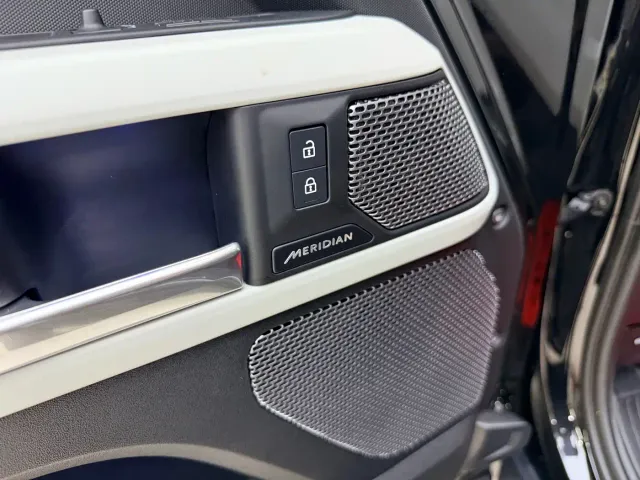 Land Rover Defender — Фото автомобиля 7