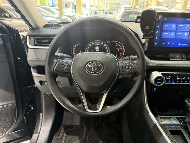 Toyota RAV4 — Фото автомобиля 14