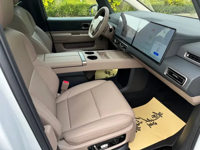 Li Auto MEGA — Фото автомобиля 7