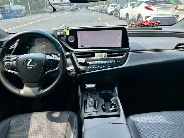Lexus ES — Фото автомобиля 7