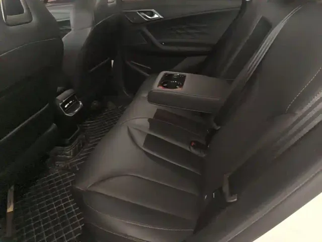 Roewe RX5 — Фото автомобиля 16