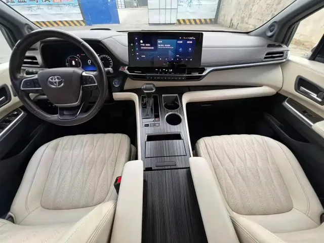 Toyota Sienna — Фото автомобиля 12
