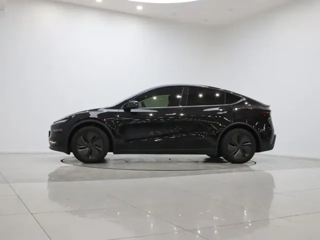Tesla Model Y — Фото автомобиля 9