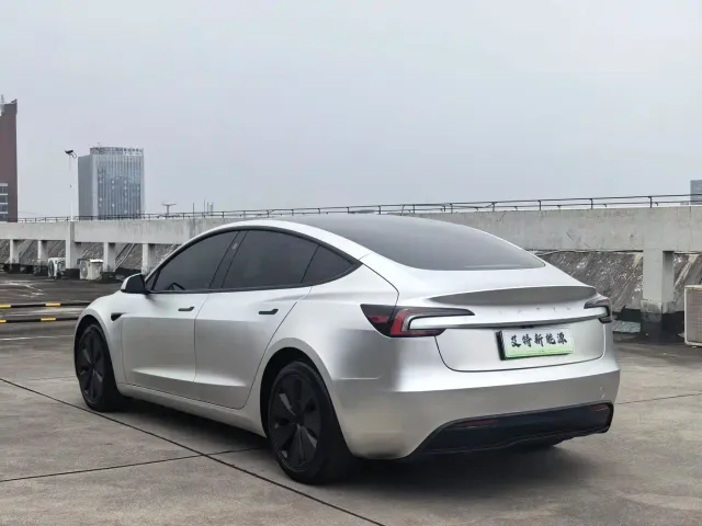 Tesla Model 3 — Фото автомобиля 6