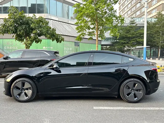 Tesla Model 3 — Фото автомобиля 4