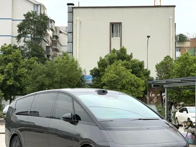 Li Auto MEGA — Фото автомобиля 3