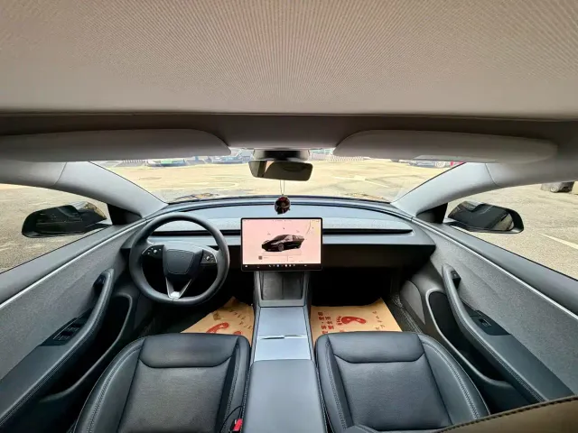 Tesla Model 3 — Фото автомобиля 9