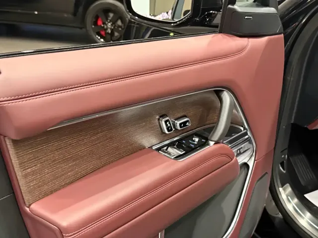 Land Rover Range Rover 2025 3.0 L6 400PS Flourishing Era Extended Wheelbase — Фото автомобиля 11