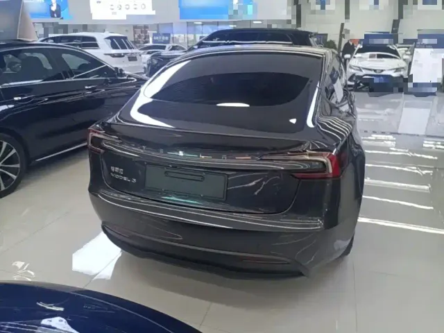 Tesla Model 3 — Фото автомобиля 5