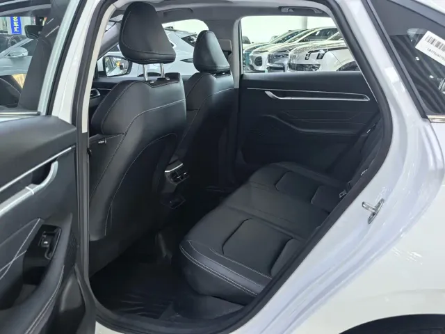 Geely Emgrand — Фото автомобиля 11