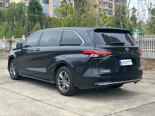 Toyota Sienna — Фото автомобиля 4