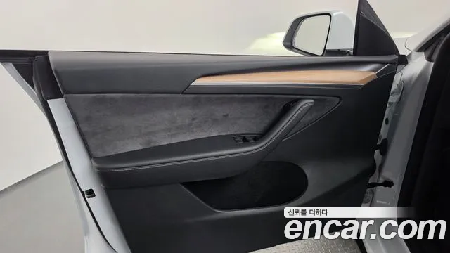 Tesla Model Y — Фото автомобиля 24