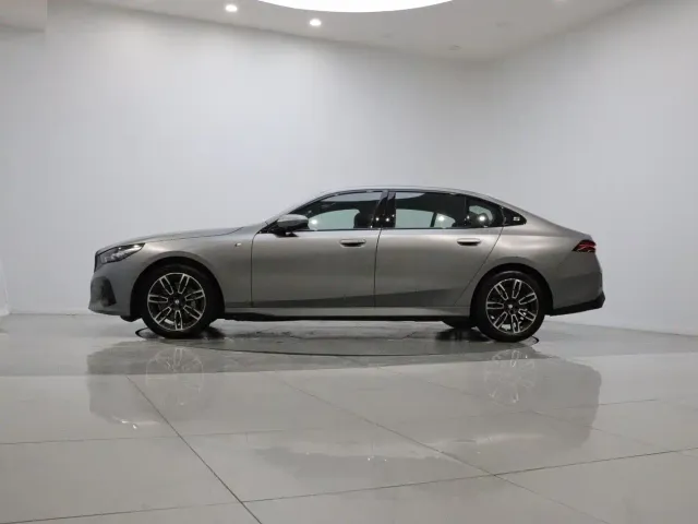 BMW 5 Series — Фото автомобиля 8