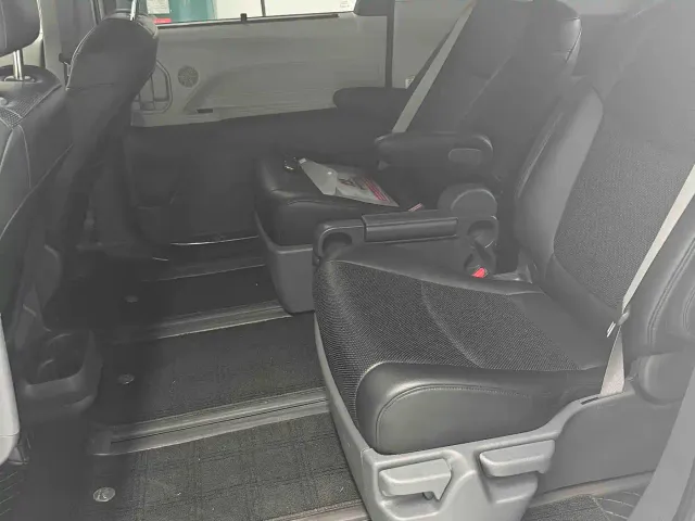Toyota Sienna — Фото автомобиля 8