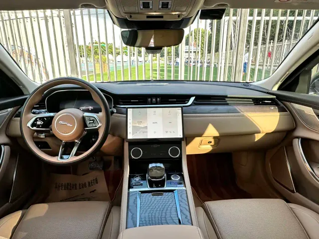 Jaguar XFL — Фото автомобиля 12