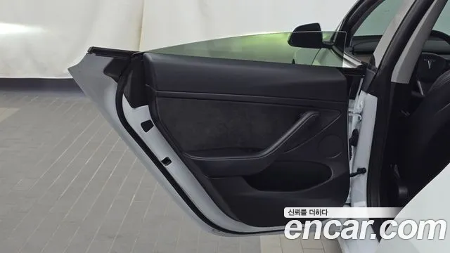 Tesla Model 3 — Фото автомобиля 14
