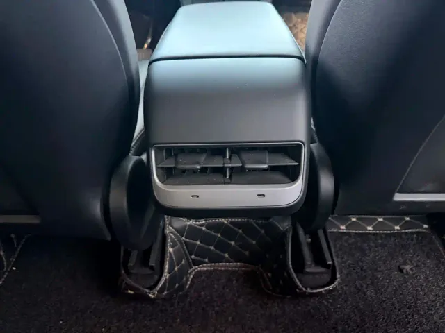 Tesla Model Y — Фото автомобиля 12