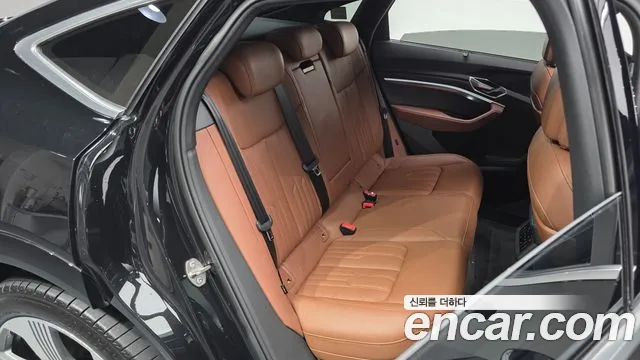 Audi e-tron — Фото автомобиля 11