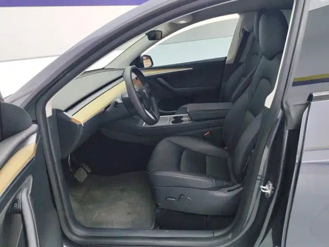 Tesla Model Y — Фото автомобиля 9