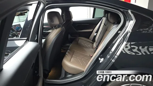 BMW 5 Series G60 — Фото автомобиля 11