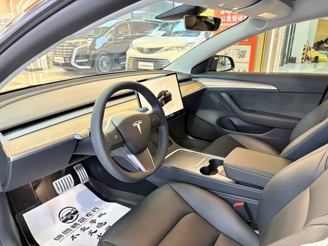 Tesla Model 3 — Фото автомобиля 10