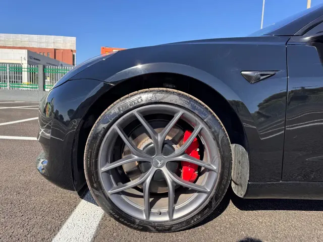 Tesla Model 3 — Фото автомобиля 4