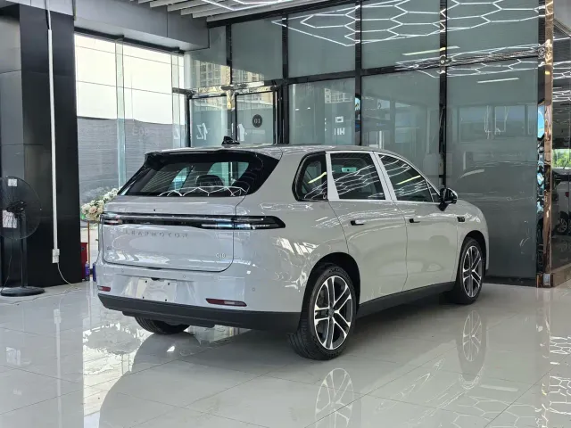 Leapmotor C10 — Фото автомобиля 5
