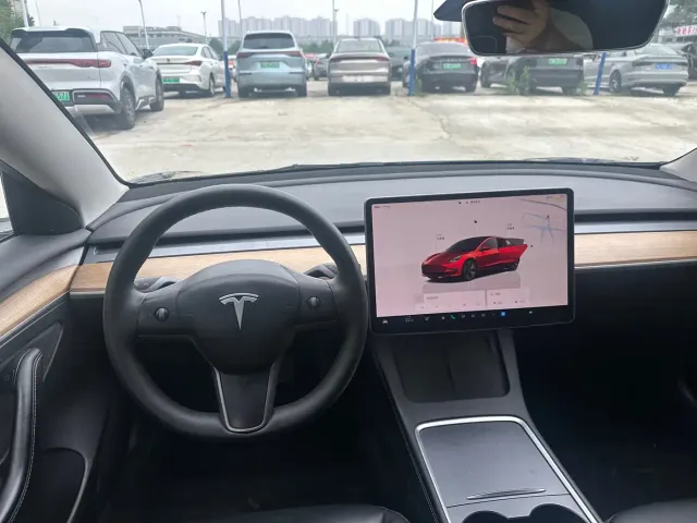 Tesla Model 3 — Фото автомобиля 7