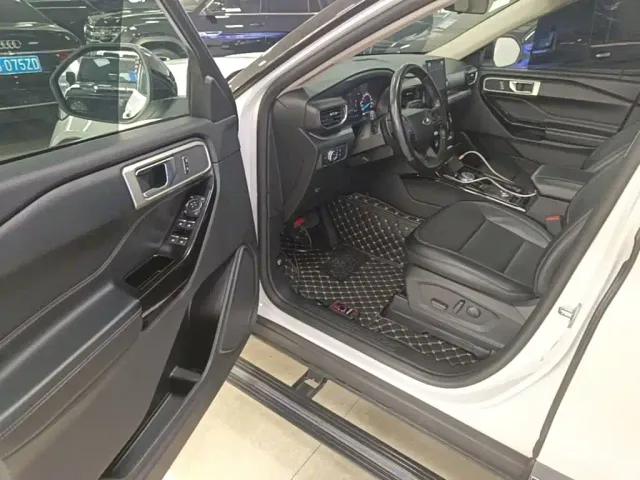 Ford Explorer — Фото автомобиля 15