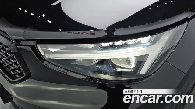Вольво XC40 B4 Black Edition — Фото автомобиля 21