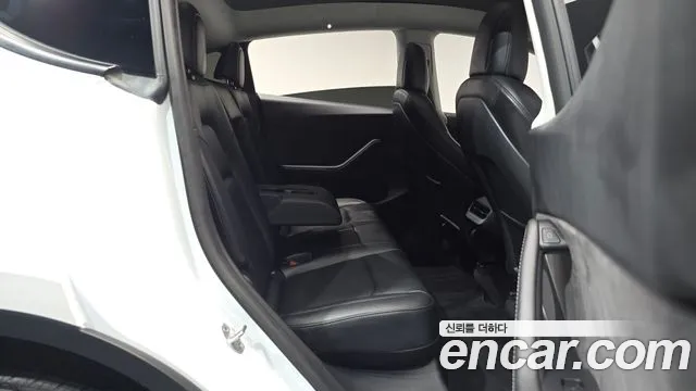 Tesla Model Y — Фото автомобиля 11