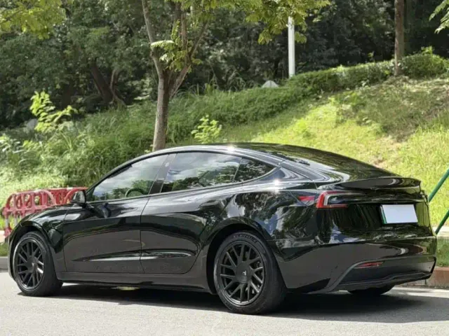 Tesla Model 3 — Фото автомобиля 9