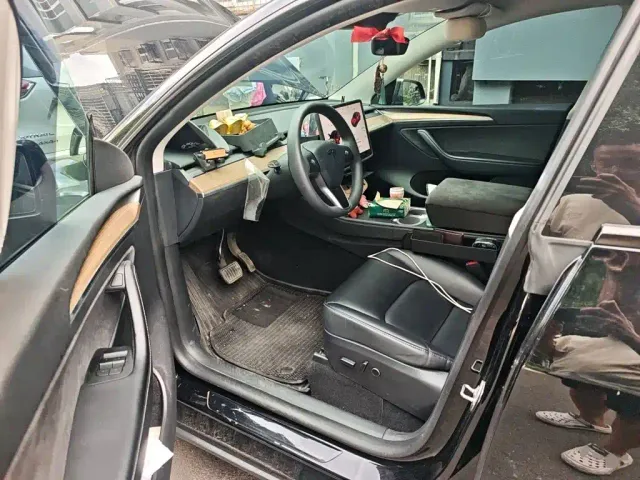 Tesla Model Y — Фото автомобиля 13