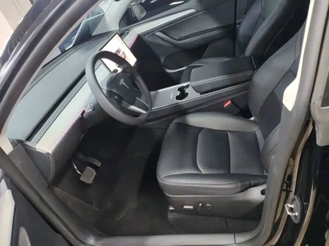Tesla Model Y — Фото автомобиля 14