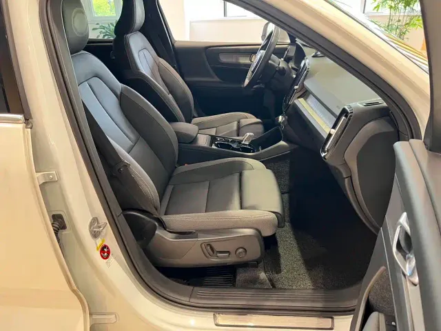 Volvo XC40 — Фото автомобиля 11