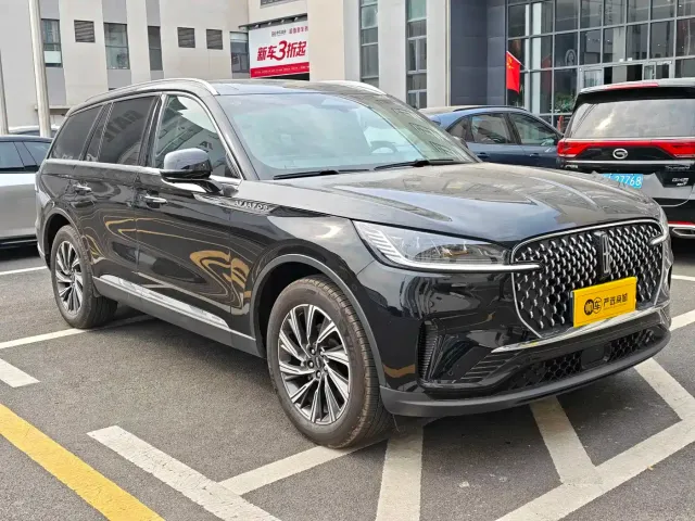 Lincoln Aviator 2024 3.0T V6 AWD Elegance Edition 6-Seater — Фото автомобиля 3