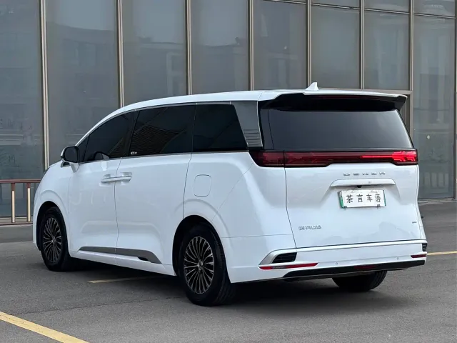 Denza D9 — Фото автомобиля 6