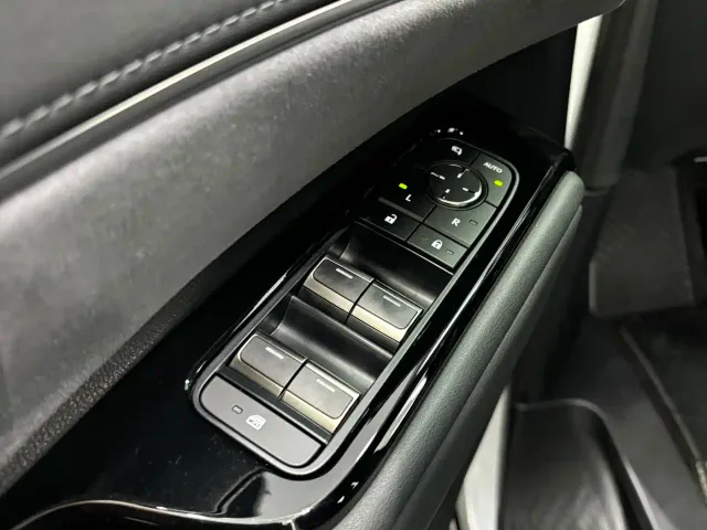 Lexus LM — Фото автомобиля 12