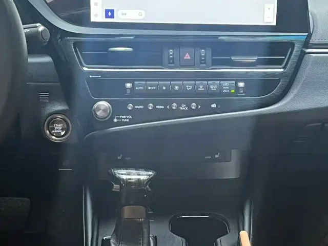 Lexus ES — Фото автомобиля 12