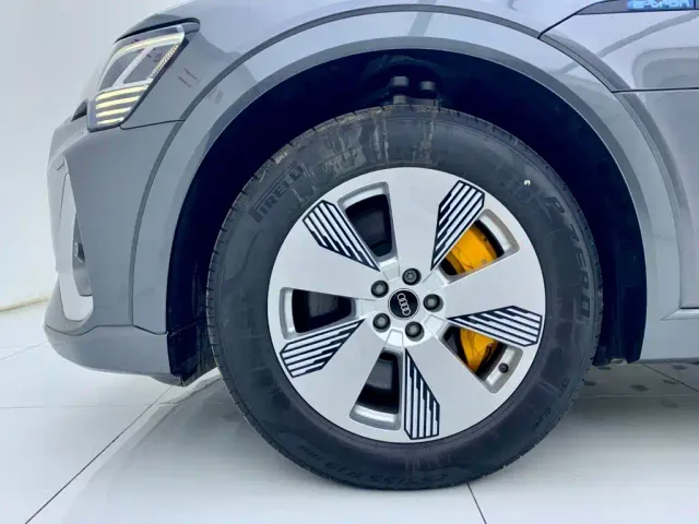 Audi e-tron — Фото автомобиля 7