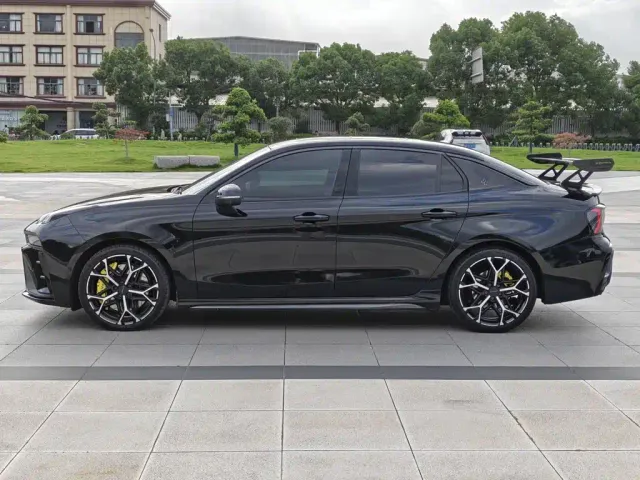 Lynk & Co 03 — Фото автомобиля 2