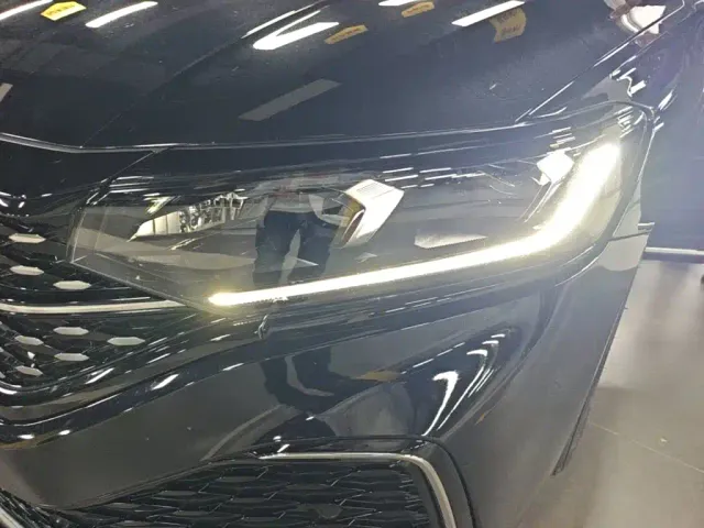 Volkswagen Passat 2025 Outstanding 380TSI Starlight Dragon Soaring Edition — Фото автомобиля 23