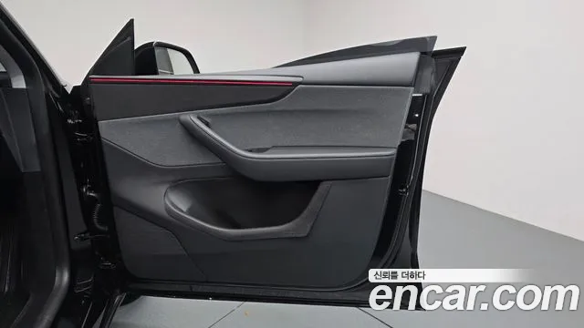 Tesla Model Y — Фото автомобиля 13