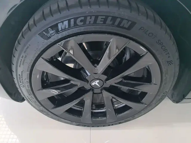 Tesla Model 3 — Фото автомобиля 22