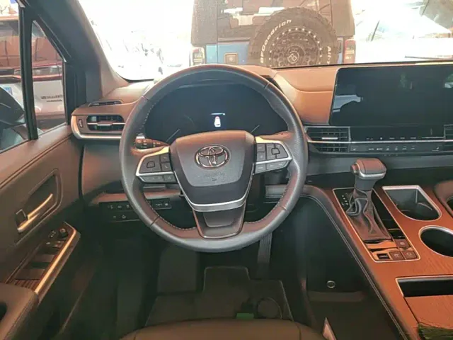 Toyota Sienna — Фото автомобиля 10