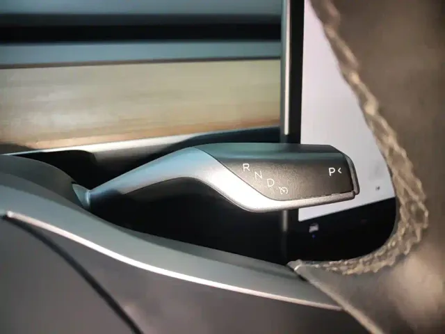 Tesla Model 3 — Фото автомобиля 13