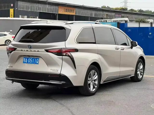 Toyota Sienna — Фото автомобиля 16