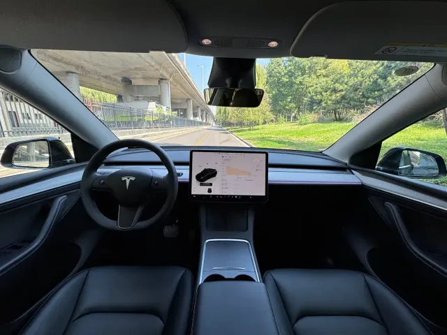 Tesla Model Y — Фото автомобиля 10