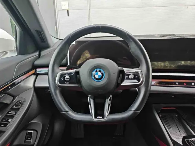 BMW i5 — Фото автомобиля 10